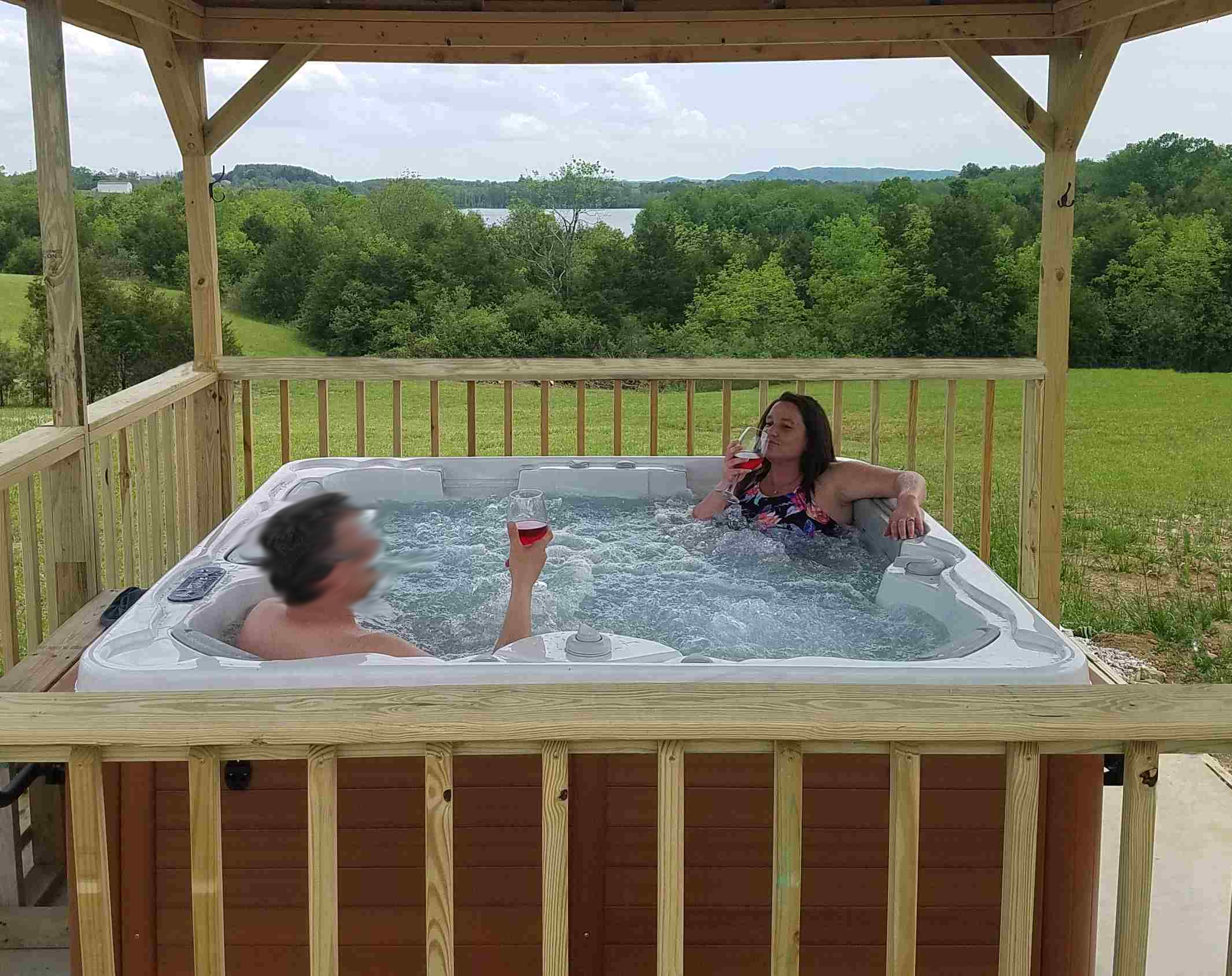 barb-hottub-wine-web